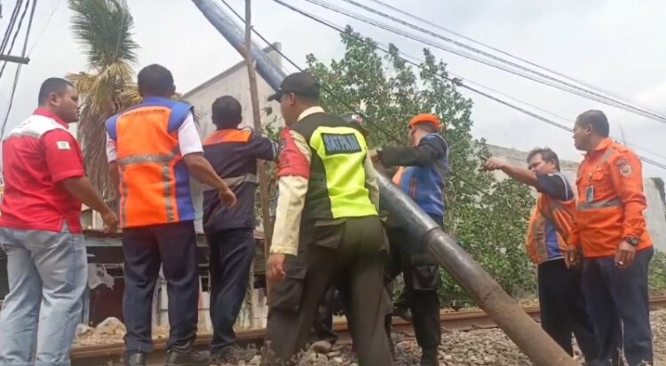 Tersenggol Truk, Tiga Tiang Komunikasi antar Stasiun Di Kota Kediri Roboh
