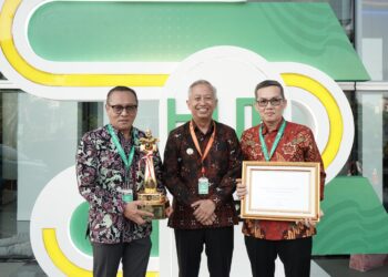 Berprestasi dalam Tata Kelola Transportasi, Pj Bupati Nganjuk Terima Piala WTN 2024 dari Menteri Perhubungan RI