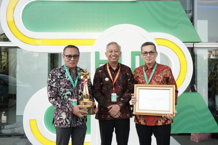 Berprestasi dalam Tata Kelola Transportasi, Pj Bupati Nganjuk Terima Piala WTN 2024 dari Menteri Perhubungan RI