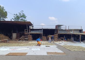 18 Tahun Berdiri, Pabrik Kerecek Kerupuk Uyel di Kabupaten Kediri Berhasil Raih Omset Ratusan Juta Rupiah Per Bulan