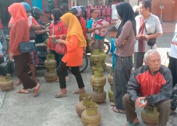 Warga Kota Blitar Rela Mengantri Sejak Subuh Demi Gas Melon