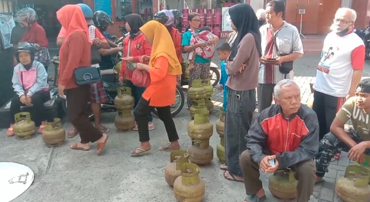 Warga Kota Blitar Rela Mengantri Sejak Subuh Demi Gas Melon