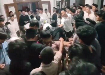 Tradisi Lempar Uang Untuk Peringati Maulid Nabi