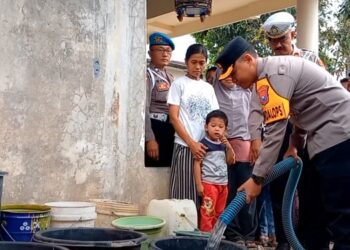 Polres Trenggalek Distribusikan 52.800 Liter Kepada Masyarakat Terdampak Kekeringan