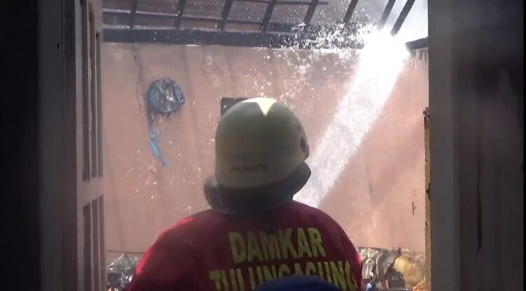 Diduga Korsleting Listrik, Sebuah Rumah Warga Di Tulungagung  Ludes Terbakar