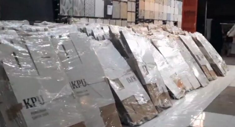 KPU Kota Kediri Menerima Logistik Pilkada 2024 Sejumlah 814 Kotak Suara
