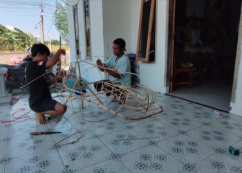 Pria di Kediri Sukses Tekuni Usaha Layang – Layang