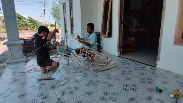 Pria di Kediri Sukses Tekuni Usaha Layang – Layang