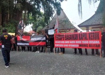 Ratusan Massa Geruduk Pendopo Ronggo Hadinegoro