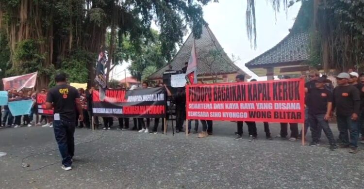Ratusan Massa Geruduk Pendopo Ronggo Hadinegoro