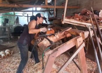 Pengrajin Kendang Jimbe Asal Blitar Masih Menggunakan Peralatan Tradisional