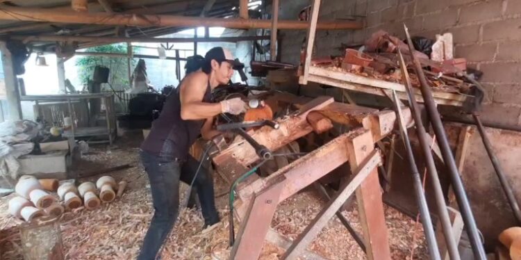 Pengrajin Kendang Jimbe Asal Blitar Masih Menggunakan Peralatan Tradisional