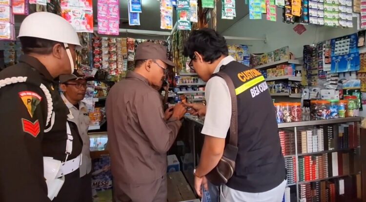 Petugas Gabungan Gelar Operasi Rokok Ilegal di Sejumlah Toko