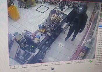 Aksi Pria Bersenjata Celurit Rampok Minimarket Di Tulungagung, Terekam CCTV