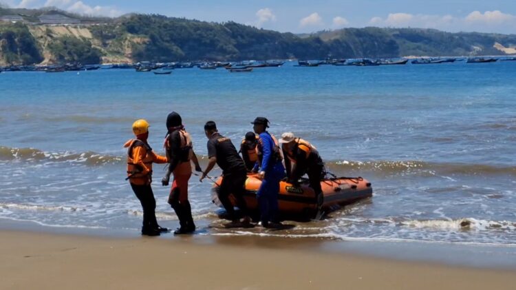 Wisatawan Hilang,  Terseret Ombak Di Pantai Dlodo Tulungagung
