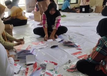 KPU Kota Blitar Lakukan Penyortiran Dan Pelipatan Surat Suara Pilkada