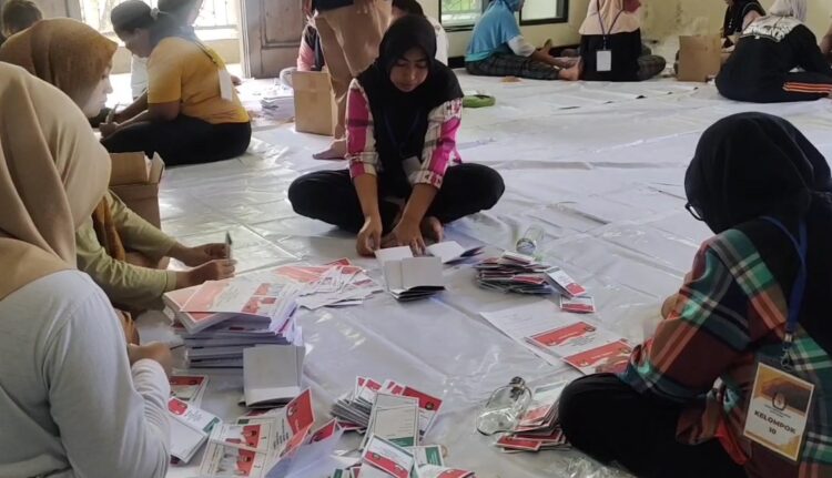 KPU Kota Blitar Lakukan Penyortiran Dan Pelipatan Surat Suara Pilkada