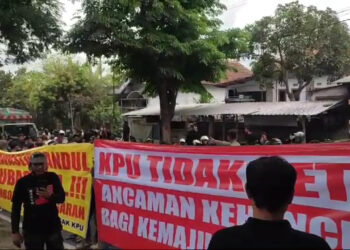 Ratusan Masa Geruduk Kantor KPU Kabupaten Blitar