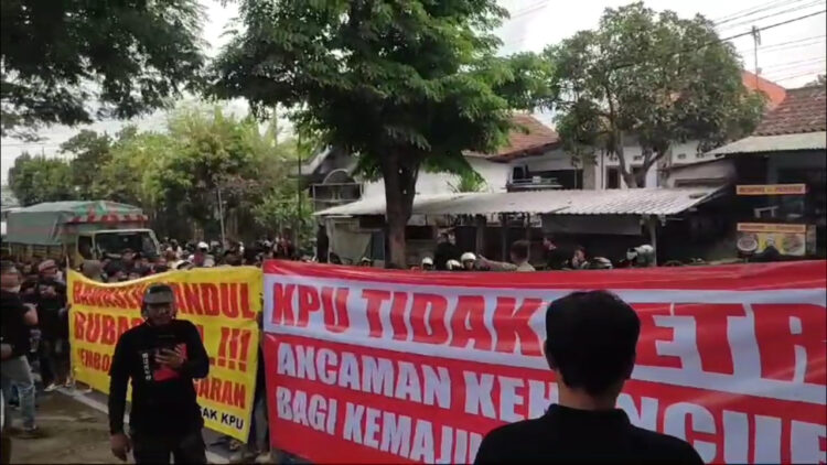 Ratusan Masa Geruduk Kantor KPU Kabupaten Blitar