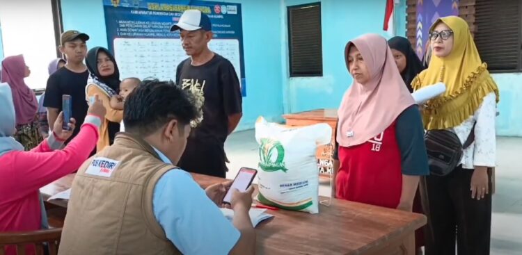 Warga Kota Kediri Menerima Bantuan Beras Gratis dari Pemerintah Pusat