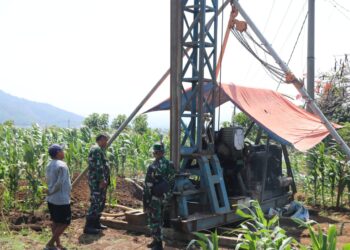 Satgas TMMD ke 122 Kodim 0809 Kediri Bangun Sumur Bor Untuk Memenuhi Kebutuhan Air Warga
