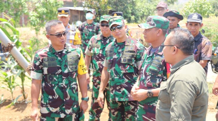 Aster KSAD Mayjen TNI Joko Hadi Susilo Tinjau Progres TMMD 122 Kodim 0809 Kediri