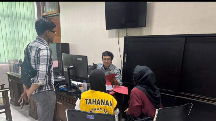 Gelapkan Uang Perusahaan Untuk Bayar Pinjol Seorang Costumer Service Di Tahan Kejaksaaan