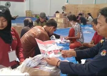 KPU Kabupaten Kediri Mulai Lakukan Penyortiran dan Pelipatan Surat Suara ( Foto: Benny Kurniawan)
