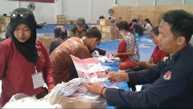 KPU Kabupaten Kediri Mulai Lakukan Penyortiran dan Pelipatan Surat Suara ( Foto: Benny Kurniawan)