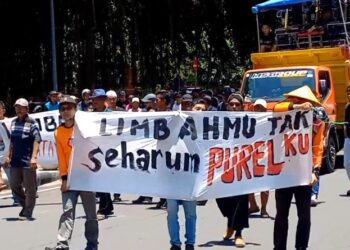 Gegara Pencemaran Limbah Tambak, Ratusan Nelayan Gruduk Pendopo Trenggalek