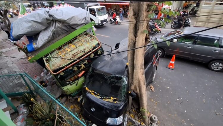 Pecah Ban Truk Tronton Hantam Mobil Di Pinggir Jalan