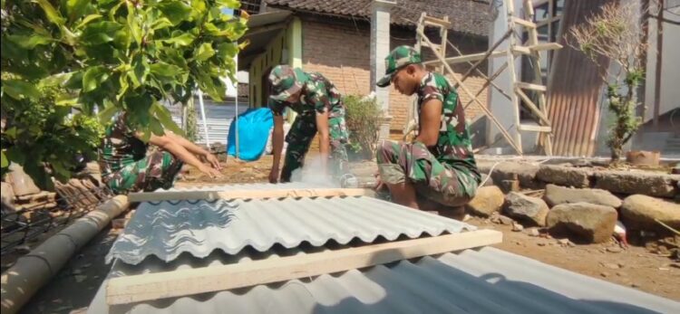 Satgas TMMD Kodim 0809 Kediri Perbaiki Rumah Warga