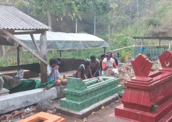 Polisi Bongkar Makam Santri Yang Meninggal Akibat Lemparan Kayu Berpaku Oleh Sang Ustadz