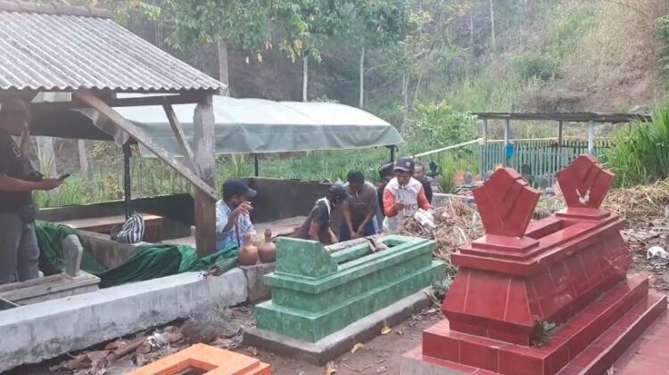 Polisi Bongkar Makam Santri Yang Meninggal Akibat Lemparan Kayu Berpaku Oleh Sang Ustadz