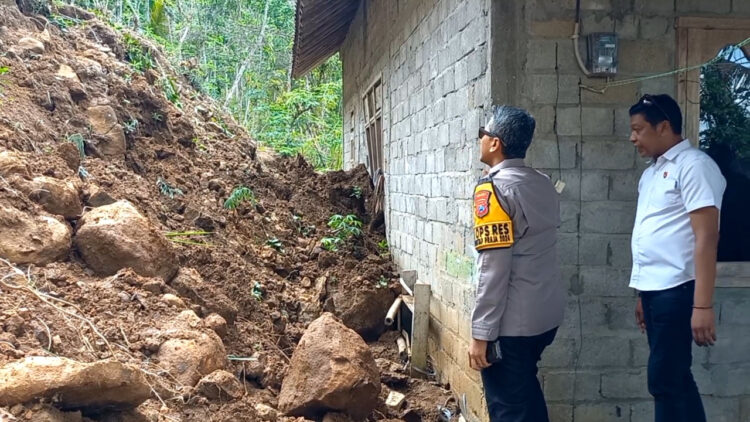 Belasan Rumah Di Trenggalek Rusak Tertimpa Longsor