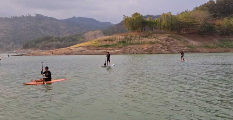 Padling Di Waduk Wonorejo Bermain Di Air Sambil Nikmati Panorama Pegunungan