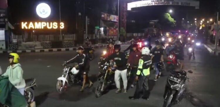 Polisi Bubarkan Konvoi dan Amankan Puluhan Kendaraan Bermotor Saat Razia di Kota Blitar