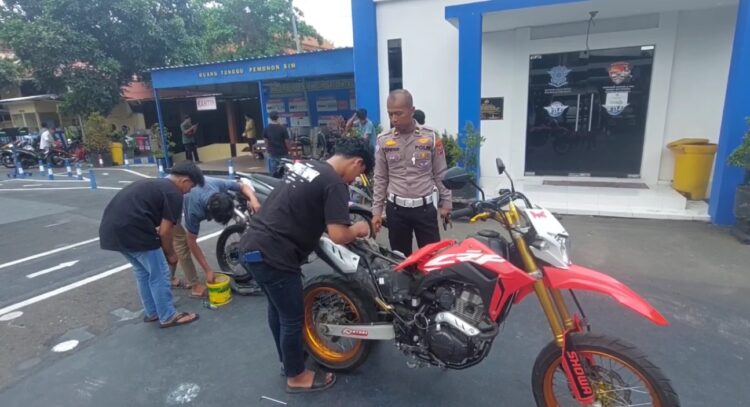 Terjaring Razia, Pemotor Diminta Pasang Sparepart di Mapolres Blitar Kota