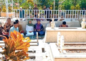 Calon Gubernur Luluk Ziarah Makam Mbah Mesir Trenggalek