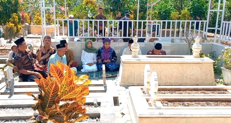 Calon Gubernur Luluk Ziarah Makam Mbah Mesir Trenggalek