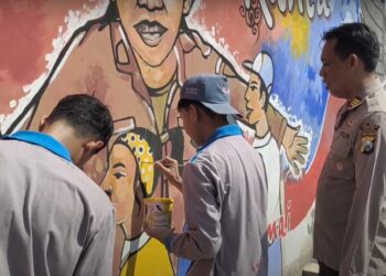 Pelajar Kediri Melukis Mural Kampanyekan Pilkada Aman, Dan Tolak Judi Online
