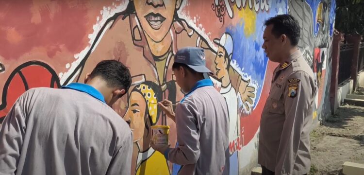 Pelajar Kediri Melukis Mural Kampanyekan Pilkada Aman, Dan Tolak Judi Online