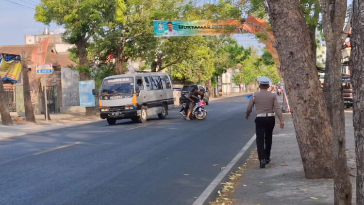 Kabur Hindari Operasi Zebra, Pemotor Nyaris Tertabrak Mobil