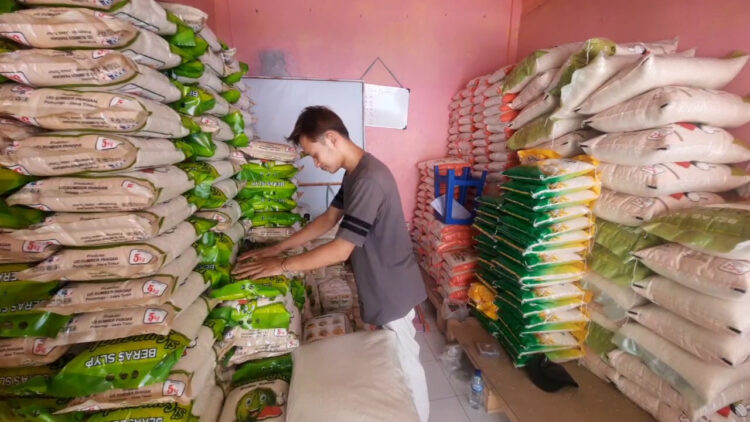 Bantuan Sembako Bagi Masyarakat di Kota Blitar Membuat Penjualan Beras Sekarat