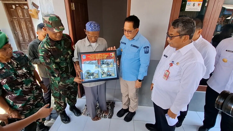 PJ Gubernur Jatim Memantau Program Rutilahu atau Rumah Tidak Layak Huni di Kediri