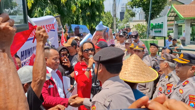 Ratusan Warga Satak Demo Ke Perhutani Kediri Dan Sempat Blokir Jalan