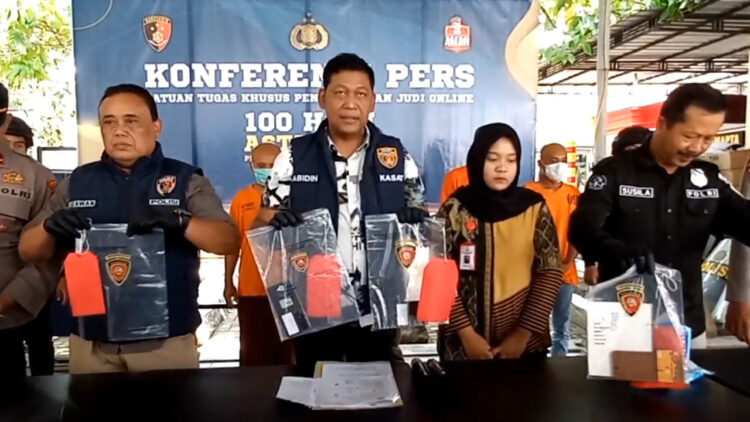 Polisi Tangkap Selebgram Perempuan Trenggalek Promosikan Judi Online