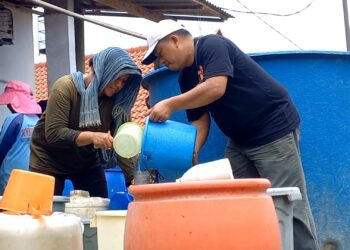 Droping Air Bersih Kepada Warga Terdampak Kekeringan di Trenggalek