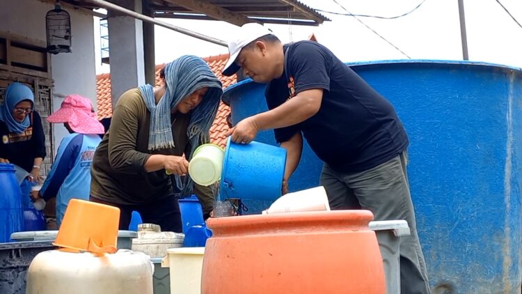 Droping Air Bersih Kepada Warga Terdampak Kekeringan di Trenggalek