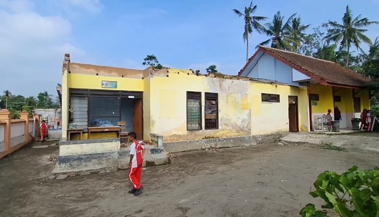 Puluhan Bangunan Termasuk Fasilitas Umum Di Blitar Diterjang Bencana Angin Puting Beliung